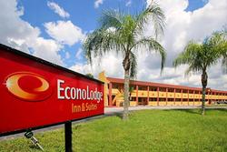 Econo Lodge  Inn & Suites Maingate Central