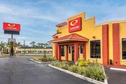Econo Lodge  Inn & Suites Maingate Central