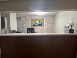 Days Inn & Suites by Wyndham Williamsburg IA North