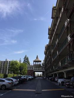 Camelot Inn & Suites