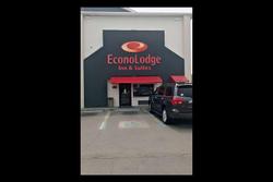Econo Lodge Inn & Suites I-64 & US 13 Airport