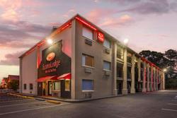 Econo Lodge Inn & Suites I-64 & US 13 Airport