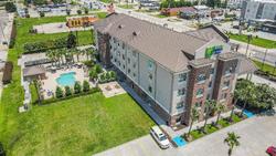 Holiday Inn Express & Suites Gonzales
