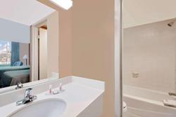 Howard Johnson by Wyndham Cleveland