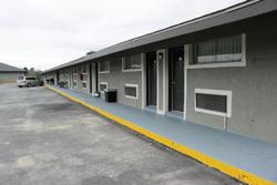 Deluxe Inn Motel