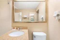 Howard Johnson by Wyndham Historic Lake Charles