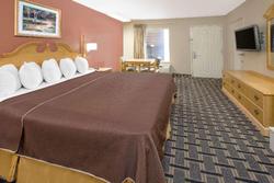 Days Inn & Suites by Wyndham Pine Bluff