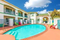 Super 8 by Wyndham Palestine