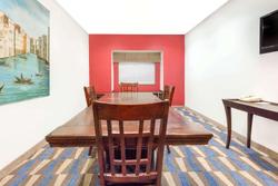 Microtel Inn & Suites By Wyndham Tuscaloosa Near