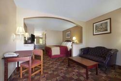 Days Inn and Suites by Wyndham Tuscaloosa