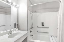 Super 8 by Wyndham Victoria/North/Mall Area