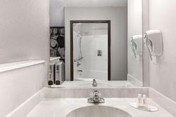 Super 8 by Wyndham Victoria/North/Mall Area
