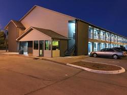 Econo Lodge Inn & Suites