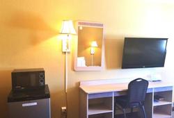 Econo Lodge Inn & Suites