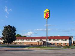 Super 8 by Wyndham Green Bay Near Stadium
