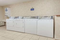 Days Inn & Suites by Wyndham Warren