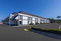 Days Inn & Suites by Wyndham Fort Bragg/Cross Cree