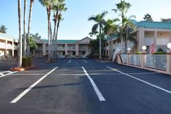Econo Lodge Inn & Suites