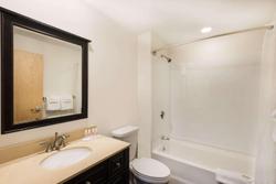 Howard Johnson by Wyndham Quincy