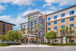 Holiday Inn Express and Suites Anaheim Resort Area