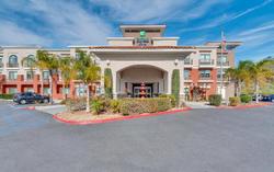 Holiday Inn Express and Suites Lake Elsinore
