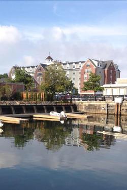 Salem Waterfront Hotel & Suites
