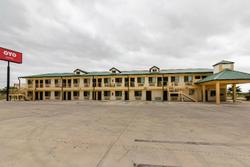 OYO Garden Inn and Suites Pearsall I-35 East