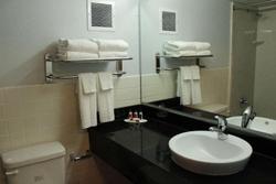 Travelodge by Wyndham Water's Edge Hotel - Racin