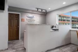 Econo Lodge Inn & Suites