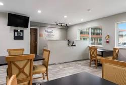 Econo Lodge Inn & Suites