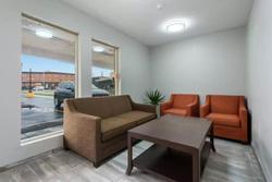 Econo Lodge Inn & Suites