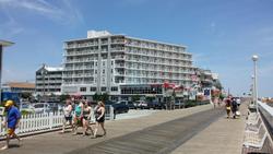 Commander Hotel & Suites