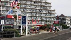 Commander Hotel & Suites
