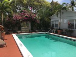 Richards Motel Courtyard