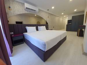 Karikatur Bi Hotel
