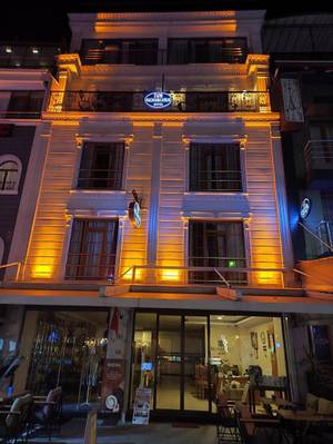 Magnaura House Hotel