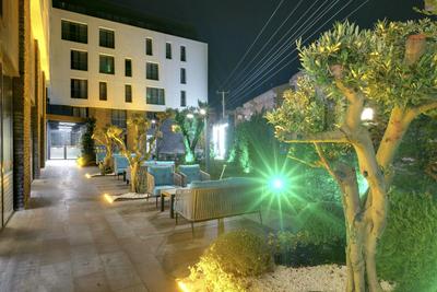 Leo Suites Hotel