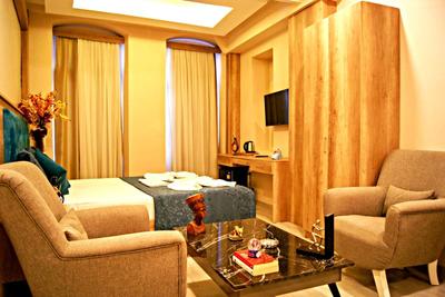 Destinia Pera Suites