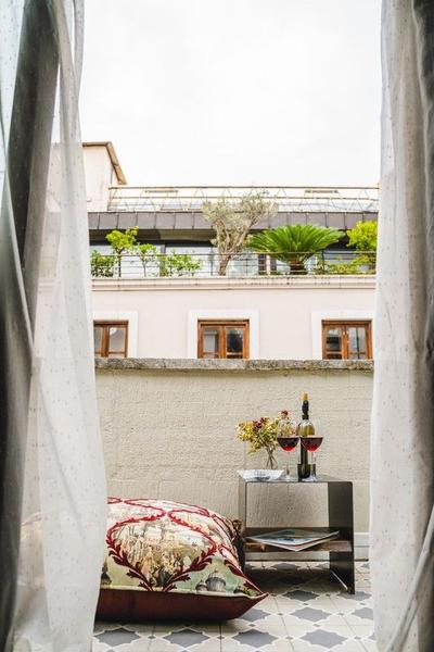 West Pera Hotel