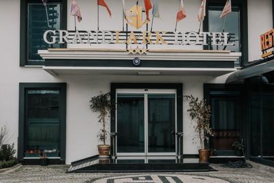 Grand Lark Hotel
