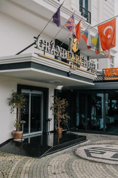 Grand Lark Hotel