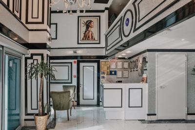 Grand Lark Hotel