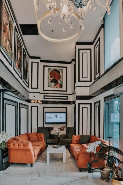 Grand Lark Hotel