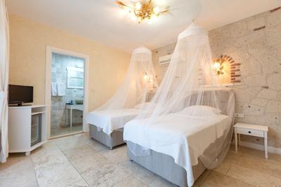 Alaroof Otel