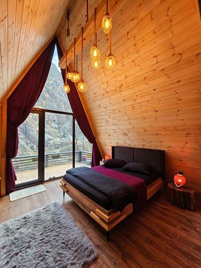 Zayna Bungalov