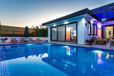 Villa Mirror