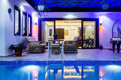 Villa Mirror
