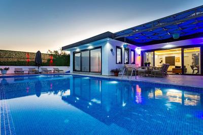 Villa Mirror