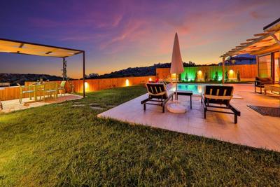 Villa Black Rose