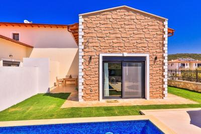 Villa Scroll